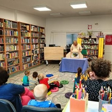 Pierwsza Teatralna Środa. Bajki wywołały uśmiechy na twarzach dzieci