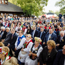 Uroczysta msza polowa. Korowód dożynkowy rolników