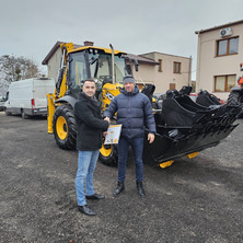 Nowy sprzęt w gminie. Koparko-ładowarka gotowa do pracy