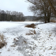 Policjanci czuwają nad bezpieczeństwem dzieci podczas zimowych zabaw