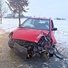 Samochód osobowy wpadł w poślizg. Interweniowały służby